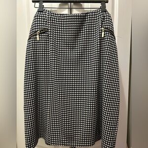 Houndstooth print skirt